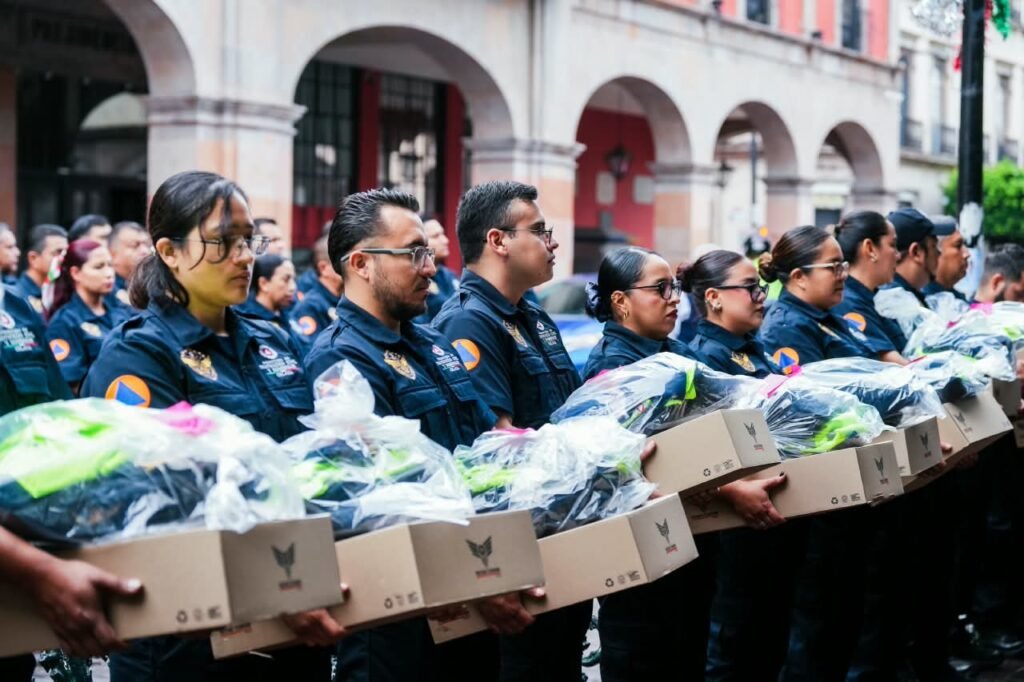 <strong>ENTREGAN UNIFORMES A 327 ELEMENTOS DE PROTECCIÓN CIVIL Y BOMBEROS</strong>